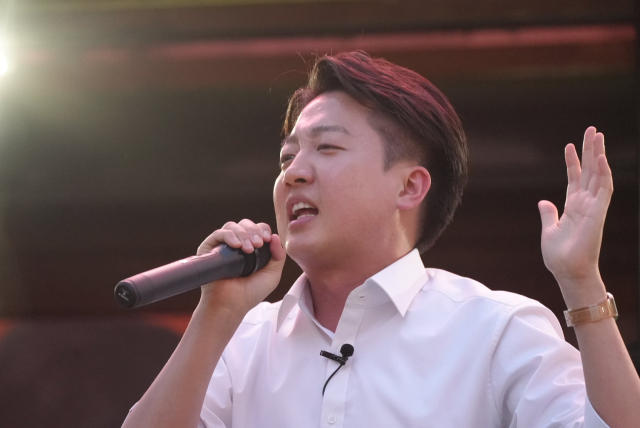 이준석 개혁신당 대선 후보가 14일 부산 서면 젊음의 거리에서 연설하고 있다. 사진제공=이준석 캠프