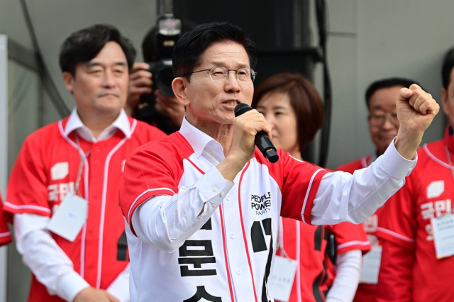문수 국민의힘 대선 후보가 13일 부산 중구 자갈치시장에서 유세를 하고 있다. 부산=성형주 기자