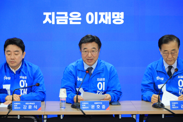 더불어민주당 윤호중 중앙선대위 총괄본부장이 15일 서울 여의도 중앙당사에서 열린 제4차 총괄본부장단회의에서 발언하고 있다. 연합뉴스