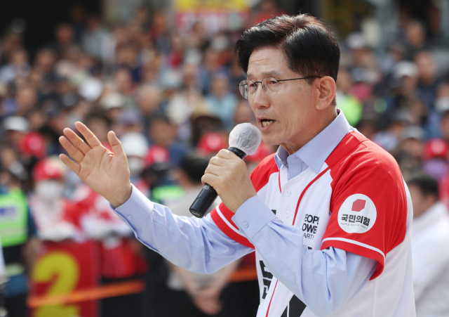 김문수 국민의힘 대선 후보가 14일 경남 밀양시 중앙로에서 열린 선거유세에서 유권자들에게 연설을 하고 있다.