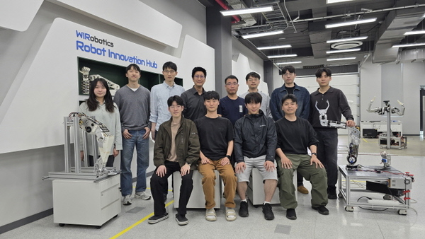 사진 상단 왼쪽부터 길서영 연구원, 신유섭 선임 연구원, 조세형 책임 연구원, 김용재 공동대표, 이광규 연구소장, 윤성호 연구원, 조근우 연구원, 남동윤 연구원, 하단 왼쪽부터 최정재 연구원, 예원태 연구원, 홍장환 연구원, 김중길 연구원 (사진 제공=위로보틱스)
