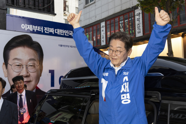 이재명 더불어민주당 대선후보가 14일 경남 거제시에서 유세를 마친 뒤 차량에 올라 지지자들을 향해 엄지를 들어 보이고 있다. 연합뉴스