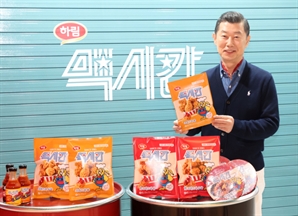 '맥시칸' 신제품 소개하는 김홍국 하림 회장