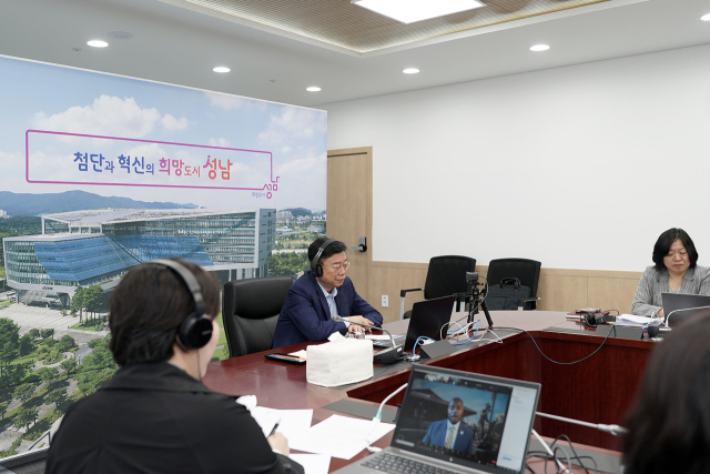 신상진 성남시장이 지난 14일 오전 미국 노스캐롤라이나주 하이포인트시 시릴 제퍼슨 시장과 화상회의를 열고, 저출산 해소와 청년 고립 완화를 위한 시의 정책을 공유하고 있다. 사진 제공 = 성남시