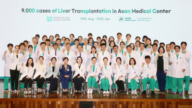 서울아산병원 간이식팀 의료진이 이달 7일 간이식 9000례 달성을 축하하며 기념촬영을 하고 있다. 사진 제공=서울아산병원