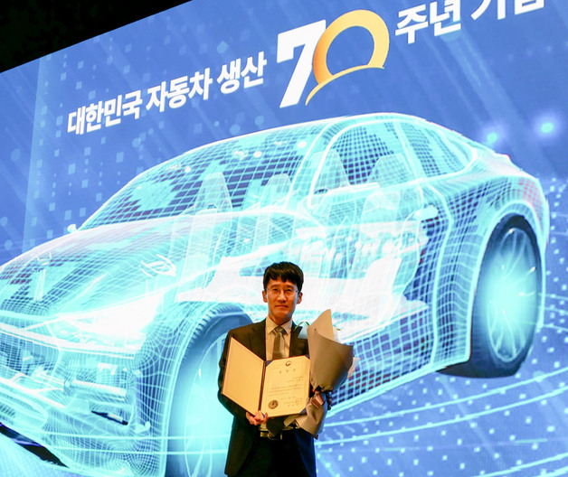 김형석 금호타이어 전문연구원이 14일 서울 서초구 JW메리어트 호텔에서 한국자동차모빌리티산업협회(KAMA)가 주관한 제22회 자동차의날 행사에서 '스마트 타이어 시스템' 기술 개발 공로를 인정받아 공산업통상자원부 장관표창을 수상했다. 사진제공=금호타이어