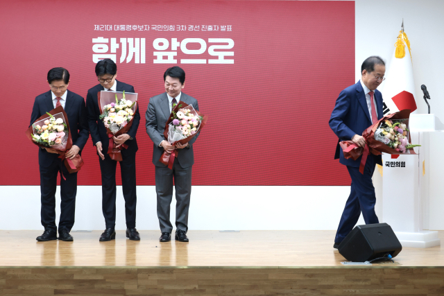 4월 29일 서울 여의도 국민의힘 당사에서 열린 제21대 대통령 후보자 국민의힘 3차 경선 진출자 발표 행사에서 경선에 탈락 후 정계은퇴 의사를 밝힌 홍준표(오른쪽) 후보가 기념촬영 무대에서 내려가고 있다. 국회사진기자단