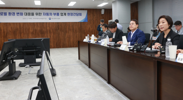 오영주 중소벤처기업부 장관이 15일 서울 서초구 자동차산업회관에서 열린 '글로벌 환경 변화 대응을 위한 자동차부품 업계 현장 간담회'에서 모두 발언을 하고 있다.연합뉴스