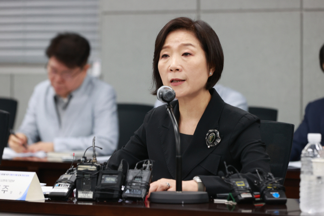 오영주 중소벤처기업부 장관이 15일 서울 서초구 자동차산업회관에서 열린 '글로벌 환경 변화 대응을 위한 자동차부품 업계 현장 간담회'에서 모두 발언을 하고 있다. 연합뉴스