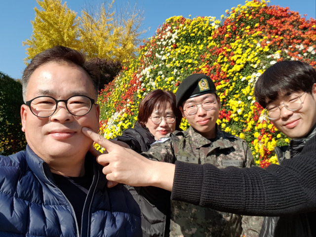 기증자 신길승(왼쪽)가 생전 가족들과 찍은 사진. 사진 제공=한국장기조직기증원