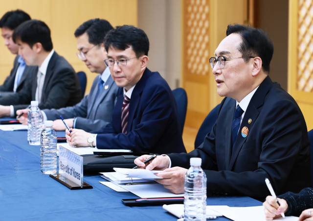 정인교(오른쪽 첫번째) 산업통상자원부 통상교섭본부장이 15일 제주 서귀포시 제주국제컨벤션센터(ICC)에서 열린 '2025 아시아태평양경제협력체(APEC) 통상장관회의'에서 리 청강 중국 상무부 국제무역담판대표 겸 부부장과 면담하고 있다. 사진제공=산업부