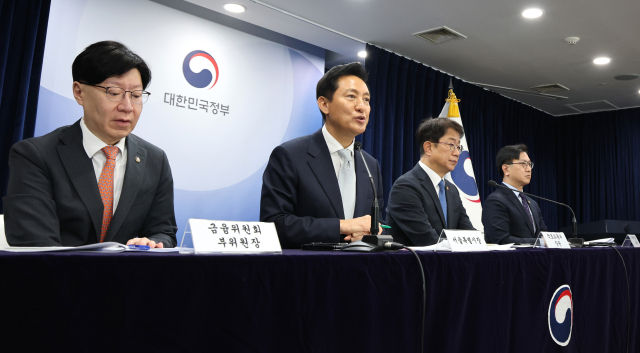 오세훈 서울시장이 지난 3월 서울 종로구 정부서울청사에서 주택시장 안정화 방안 브리핑을 하고 있다. 왼쪽부터 김소영 금융위원회 부위원장, 오 시장, 박상우 국토교통부 장관, 김범석 기획재정부 1차관. 뉴스1