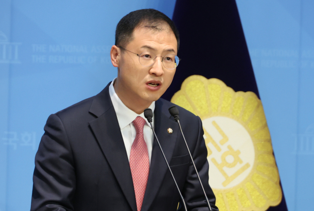 국민의힘을 탈당한 무소속 김상욱 의원이 15일 국회 소통관에서 이재명 더불어민주당 대선 후보 지지 선언을 하고 있다. 연합뉴스