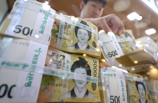 서울 중구 명동의 하나은행 본점 위변조대응센터에서 직원이 5만 원권을 정리하고 있다. 연합뉴스