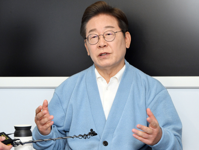이재명 더불어민주당 대선 후보가 15일 경남 하동군 영호남 화합 다목적 광장에 마련된 버스 스튜디오에서 유튜브 라이브 K-이니셔TV 케미폭발 '동서화합' 라이브를 촬영한 뒤 취재진 질의에 답하고 있다. 하동=오승현 기자