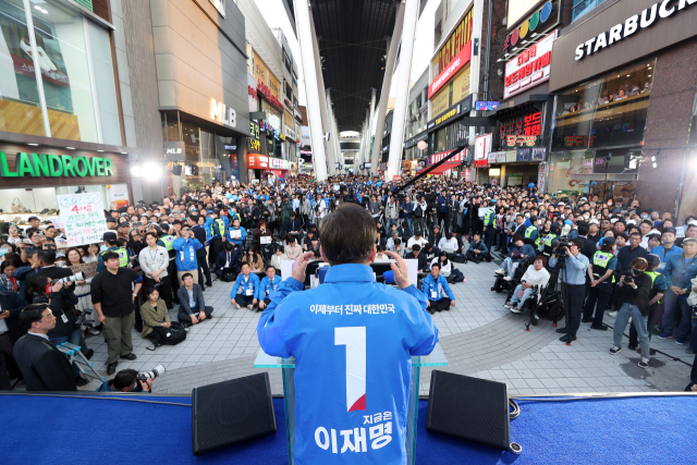이재명 더불어민주당 대선 후보가 공식 선거운동 시작일인 12일 대전 중구 으느정이거리에서 'K-과학기술' 대전 유세를 하고 있다. 대전=오승현 기자