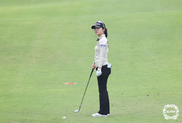 코스 공략을 고심하고 있는 이예원. 사진 제공=KLPGA