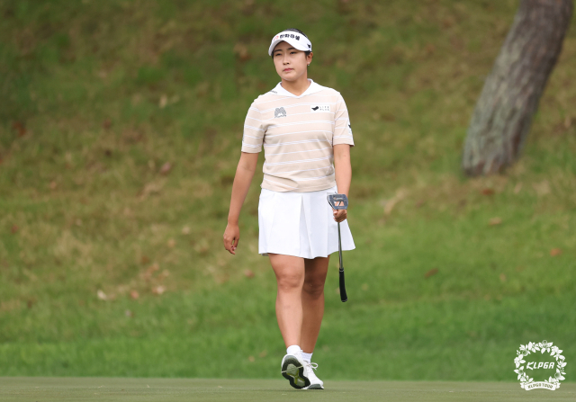 퍼팅을 마치고 이동하고 있는 김민주. 사진 제공=KLPGA