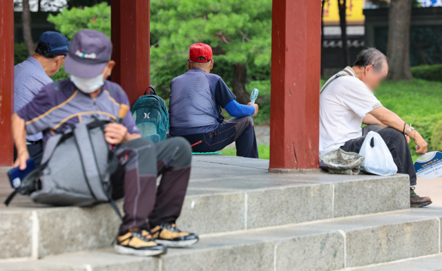 휴식을 취하고 있는 노인들의 모습. 연합뉴스
