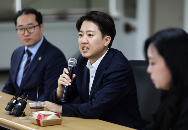 이준석 개혁신당 대선 후보가 15일 서울 중구 공간모아에서 열린 ‘대한초등교사협회 간담회’에서 발언하고 있다. 연합뉴스