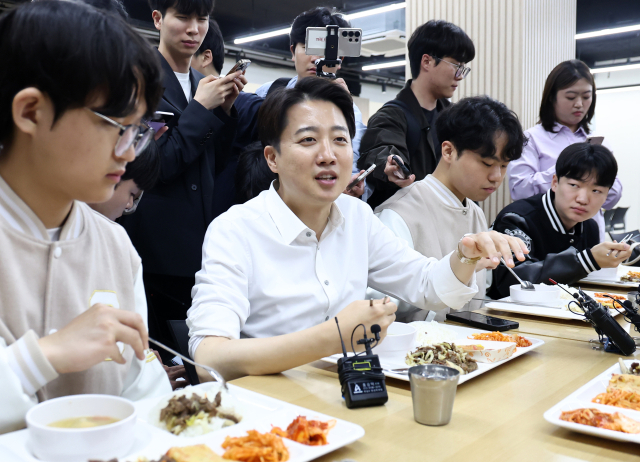 이준석(앞줄 왼쪽 두 번째) 개혁신당 대선 후보가 15일 서울교육대에서 진행한 ‘학식먹자 이준석’ 행사에서 학생들과 점심을 먹으며 대화를 나누고 있다. 연합뉴스