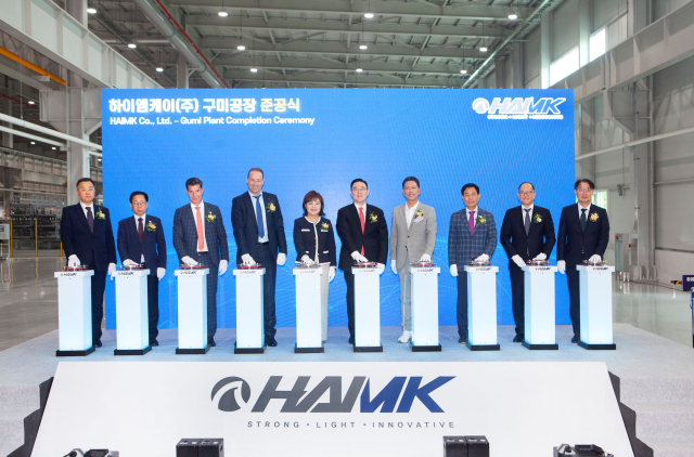 15일 경상북도 구미 국가 산업단지에서 진행된 LS머트리얼즈 모빌리티용 알루미늄 부품 공장식에서 롭 반 길스(왼쪽 네 번째부터) HAI 최고경영자(CEO), 양금희 경상북도 경제부지사, 구본규 LS전선 대표이사, 김장호 구미시장 등 인사들이 준공식 기념 촬영을 하고 있다. 사진제공=LS머트리얼즈