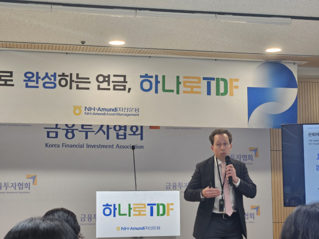 마티아스 샤이버 올스프링자산운용 멀티에셋 헤드가 15일 하나로TDF 간담회에 참석해 미국 퇴직연금 시장 현황에 대해 설명하고 있다. 정유민 기자
