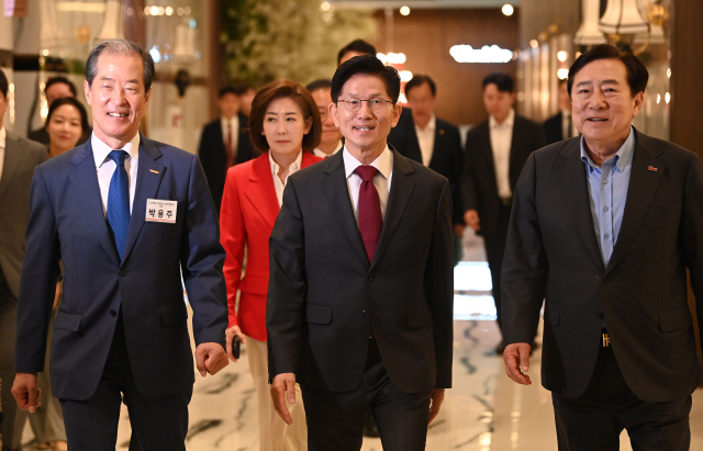 김문수(가운데) 국민의힘 대선후보가 박용주(왼쪽) 자랑스러운 중소기업인협의회 회장, 김기문 중소기업 중앙회장과 15일 오전 서울 여의도 중소기업중앙회에서 열린 ‘자랑스러운 중소기업인협의회’ 조찬 강연회에 참석하고 있다. 성형주 기자 2025.05.15