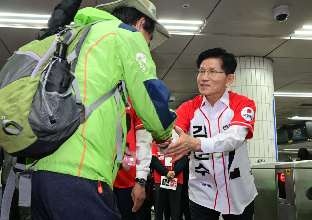 김문수(오른쪽) 국민의힘 대통령 후보가 15일 오전 서울 구로구 신도림역에서 출근길 시민들과 인사를 나누고 있다. 성형주 기자