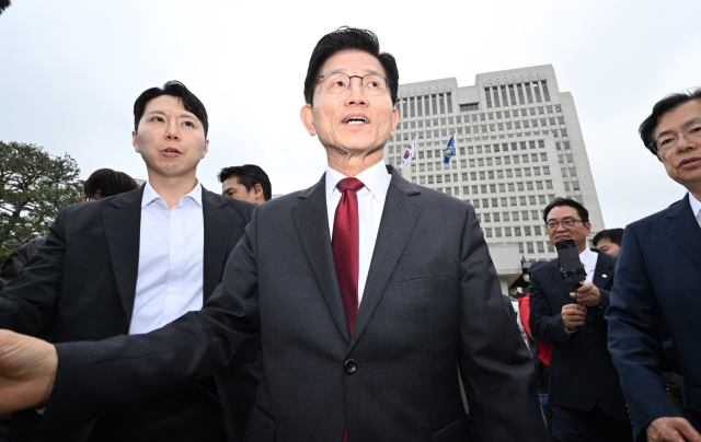 김문수 국민의힘 대선후보가 15일 서울 서초동 대법원을 찾아 사법부 수호 및 더불어민주당 규탄대회에 참석한 뒤 떠나고 있다. 성형주 기자