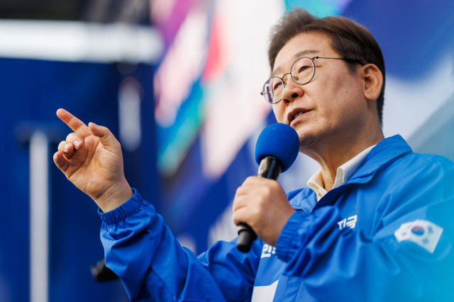 이재명 더불어민주당 대선 후보가 15일 전남 광양시 전남드레곤즈구장 앞에서 지지를 호소하고 있다. 광양=오승현 기자