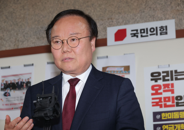 김문수 국민의힘 대선 후보 비서실장을 맡고 있는 김재원 전 의원이 10일 국회에서 취재진 질문에 답하고 있다. 연합뉴스