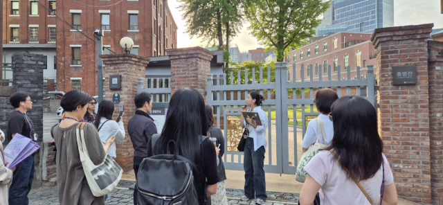 ‘미리 정동야행’에 참여한 구민들이 문화해설사의 설명을 듣고 있다. 사진제공=중구
