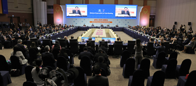 15일 서귀포시 제주국제컨벤션센터에서 열린 APEC 2025 통상장관회의 개회식에서 정인교 산업통상자원부 통상교섭본부장이 개회사를 하고 있다. 연합뉴스