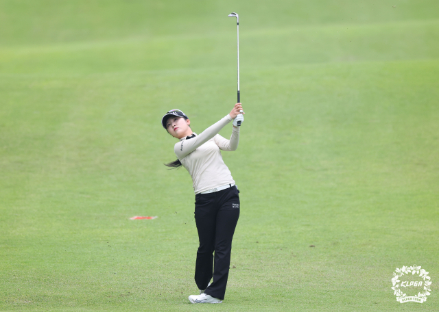 이예원이 15일 두산 매치플레이 조별리그 2차전 2번 홀에서 아이언샷을 하고 있다. 사진 제공=KLPGA