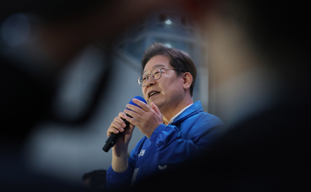 이재명 더불어민주당 대선 후보가 15일 전남 목포시 평화광장에서 지지를 호소하고 있다. 목포=오승현 기자