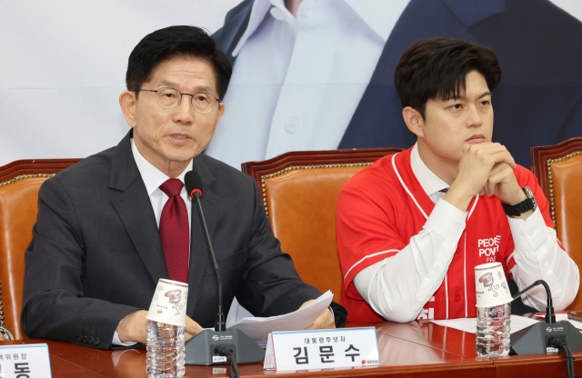 김문수(왼쪽) 국민의힘 후보가 15일 국회에서 열린 중앙선거대책위원회 회의에 김용태(오른쪽) 비상대책위원장과 함께 참석해 발언하고 있다. 연합뉴스