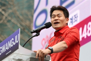"아내가 밥도 안 줘" "쓰레기 소리 들어"…전한길, 결국 한국사 강사 은퇴