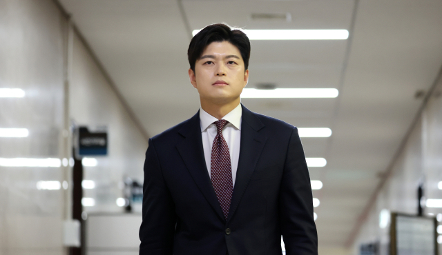 김용태 국민의힘 비상대책위원장이 15일 여의도 국회에서 기자회견을 하기 위해 회견장으로 이동하고 있다. 연합뉴스