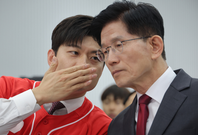 국민의힘의 김문수 대선 후보가 15일 서울 여의도 국민의힘 중앙당사에서 열린 대한민국교원조합 대선 정책제안서 전달식에서 김용태 비상대책위원장과 귀엣말을 하고 있다. 연합뉴스