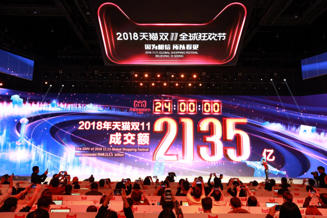 2018년 11월 11일 중국 상하이 미디어 센터에서 열린 알리바바의 티몰과 타오바오가 솽스이 글로벌 쇼핑 페스티벌에 GMV(총 상품 수)가 2135억 위안에 도달했다고 화면에 표시돼 있다. EPA연합