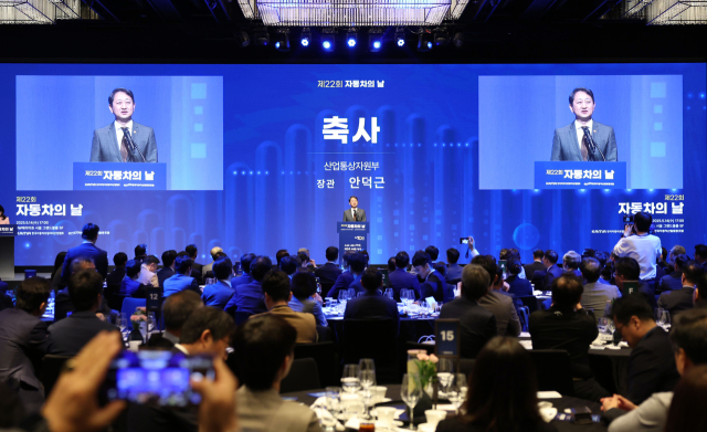 안덕근 산업통상자원부 장관이 14일 서울 강남구 JW메리어트호텔 그랜드볼룸에서 열린 '제22회 자동차의 날'에서 축사하고 있다. 연합뉴스
