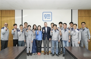 '美 관세 충격' 헥터 비자레알 한국GM 사장, 창원공장 방문해 직원들 격려
