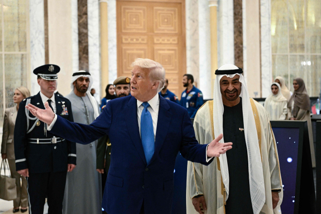 도널드 트럼프 미국 대통령이 15일(현지 시간) 아랍에미리트(UAE) 아부다비 대통령궁에 도착해 실내를 둘러보고 있다. AFP연합뉴스