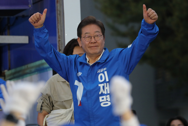 이재명 더불어민주당 대선 후보가 15일 전남 목포시 평화광장에서 지지를 호소하고 있다. 목포=오승현 기자