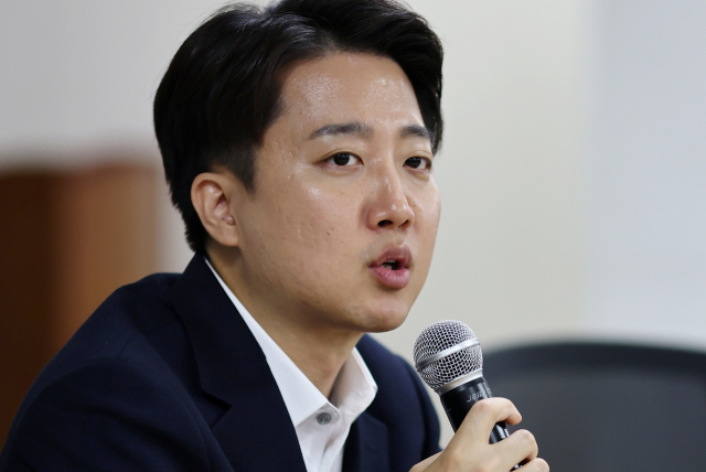 이준석 개혁신당 대선 후보가 15일 중구 서울역 공간모아에서 열린 ‘대한초등교사협회 간담회’에서 발언하고 있다. 연합뉴스