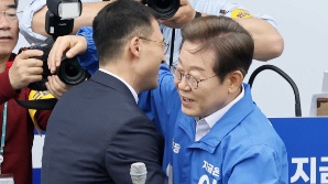 [현장+]이재명에 안긴 김상욱 “이재명, 참된 보수면서 진보”