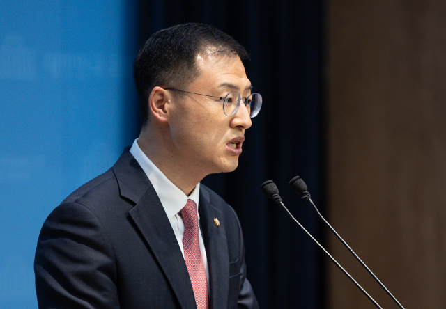 김상욱 무소속 의원이 15일 오전 서울 여의도 국회 소통관에서 기자회견을 열고 이재명 더불어민주당 대통령 후보를 공개 지지한다고 밝히고 있다. 뉴스1