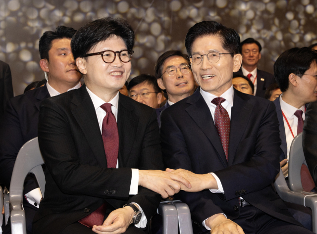한동훈 국민의힘 대선 경선 후보와 김문수 후보가 3일 경기 고양시 킨텍스에서 열린 국민의힘 최종 대선 후보 선출을 위한 전당대회에서 참석해 있다. 연합뉴스