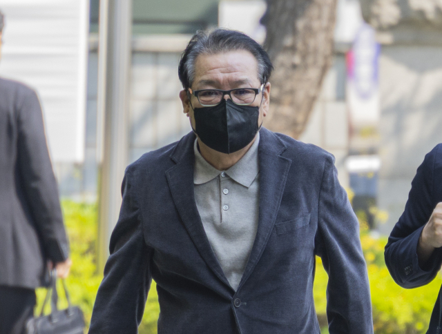 2018년 지방선거 공천헌금 의혹 혐의를 받는 ‘건진법사’ 전성배 씨가 이달 12일 서울 양천구 서울남부지법에서 열린 1심 두 번째 공판에 출석하고 있다. 연합뉴스